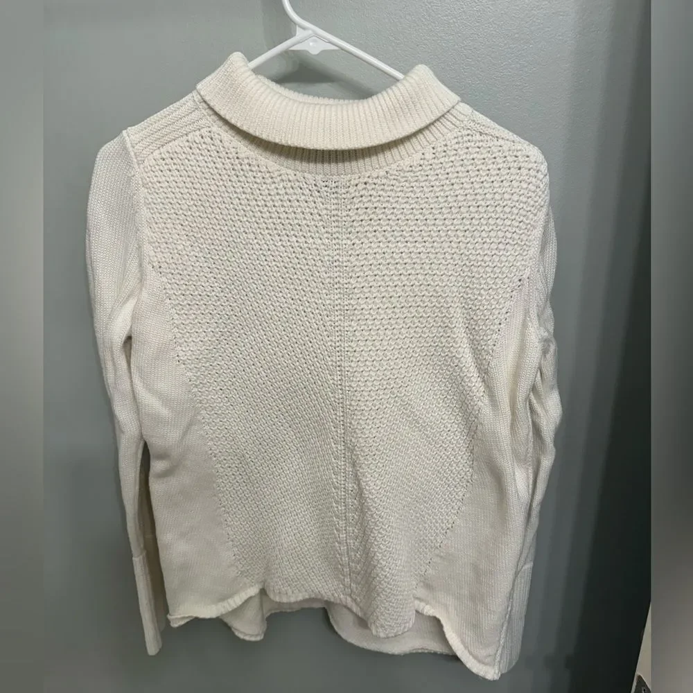 Women’s White House Black Market Sweater - M